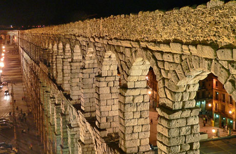 vista nocturna del acueducto romano