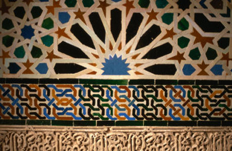 Elemento decorativo en la pared de la Alhambra