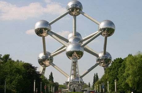 Vista del Atomium desde lejos