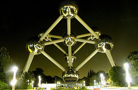 Atomium de Bruselas iluminado