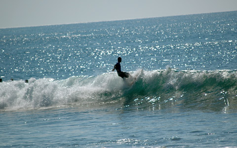 Surf en las aguas del Puerto de la Libertad